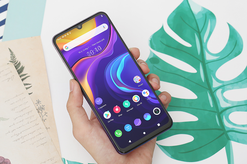 Cả hai điện thoại đều sử dụng màn hình AMOLED